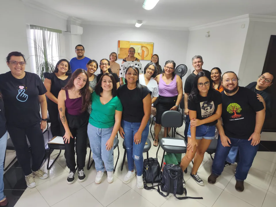 Participantes reunidos em um encontro realizado no Instituto Hupomnemata