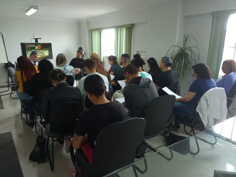 Participantes acompanhando uma aula no Instituto Hupomnemata