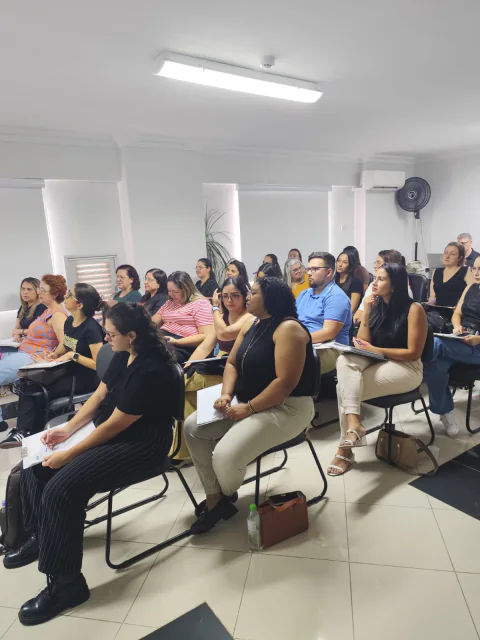 Participantes sentados durante um encontro presencial