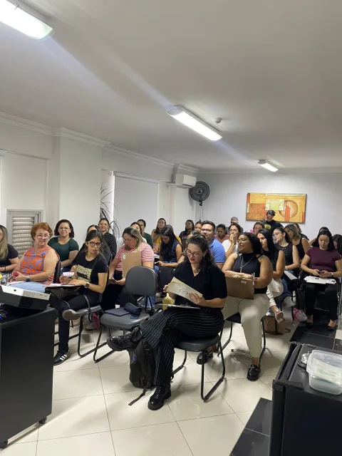 Turma reunida na sala de aula do Instituto Hupomnemata
