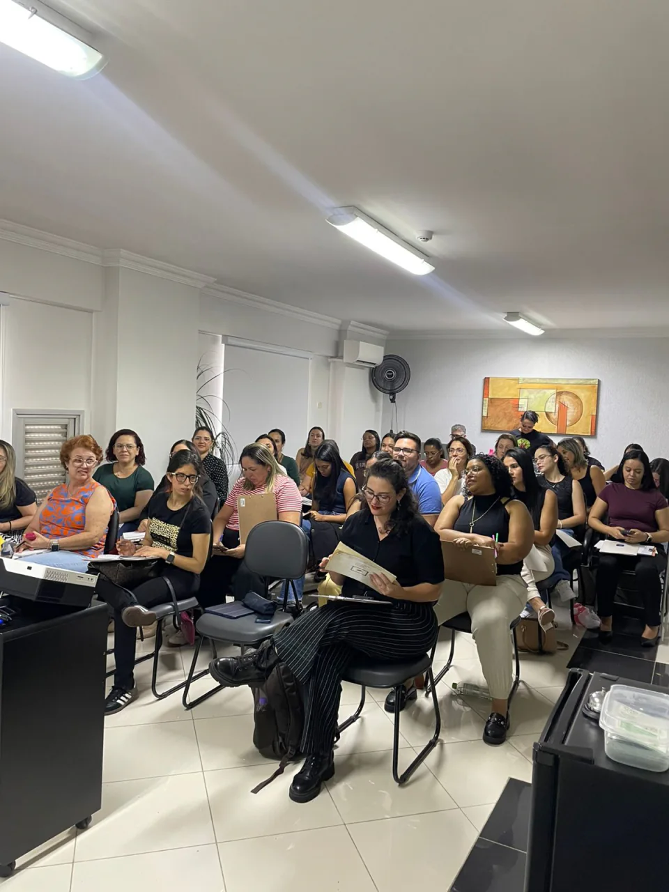 Turma reunida na sala de aula do Instituto Hupomnemata