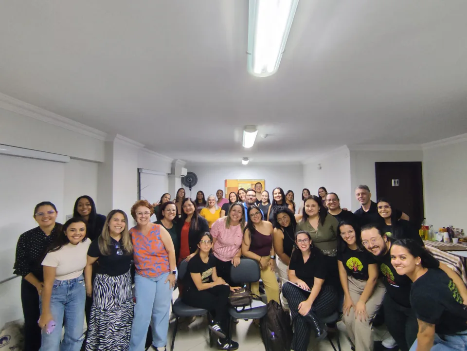 Grupo de participantes reunido para uma foto no Instituto Hupomnemata