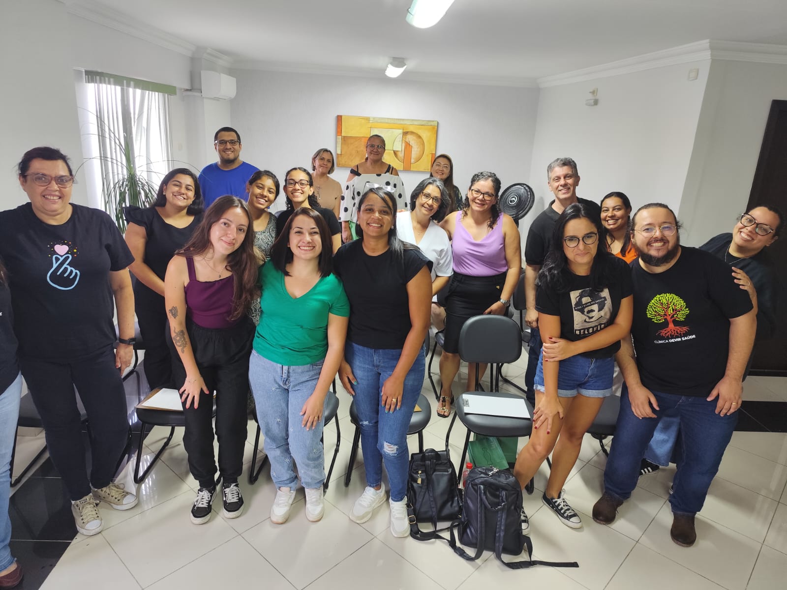 Participantes reunidos em um encontro realizado no Instituto Hupomnemata
